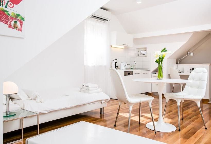Superior Studio, Divota Apartment