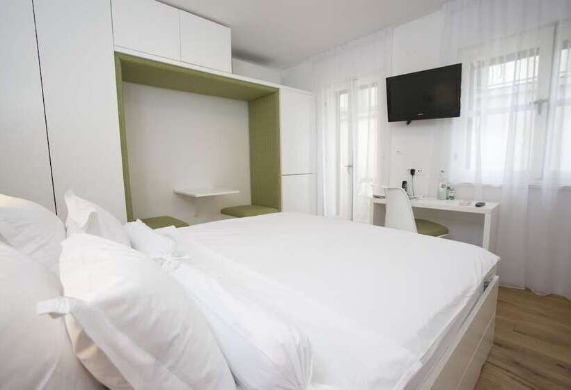 Basic Værelse med Balkon, Divota Apartment