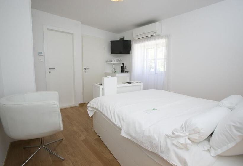 Basic Værelse med Balkon, Divota Apartment