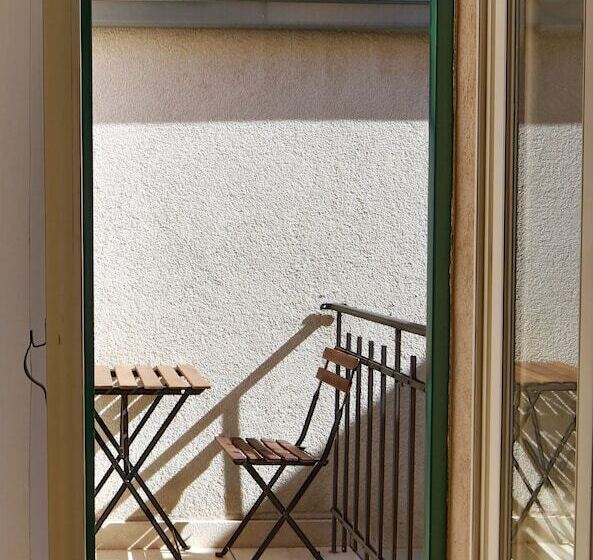 Basic Værelse med Balkon, Divota Apartment