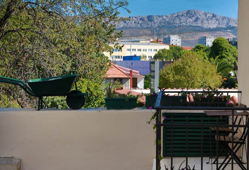 Basic Værelse med Balkon, Divota Apartment