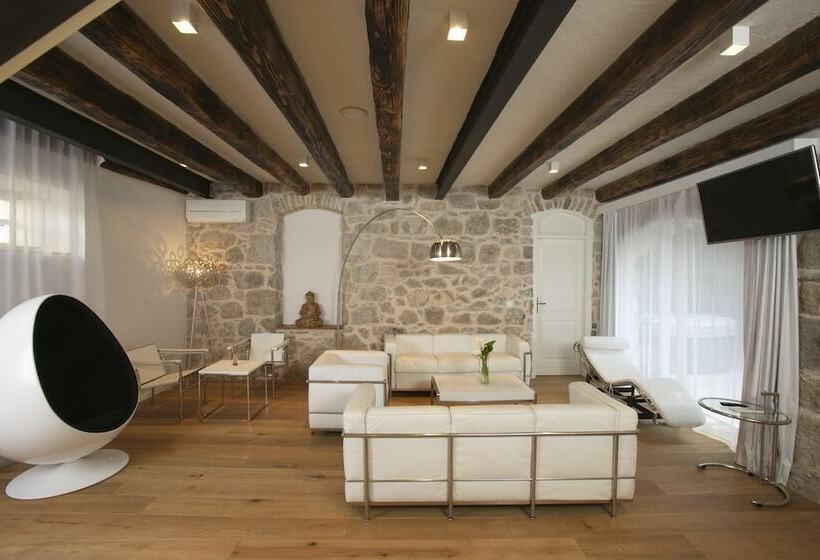 Deluxe Villa 3 Soveværelser, Divota Apartment