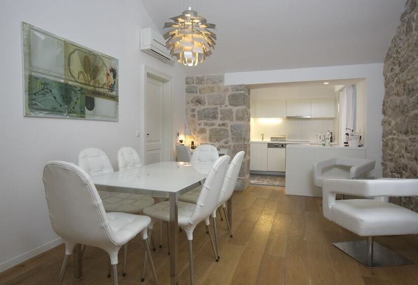 Deluxe Villa 3 Soveværelser, Divota Apartment