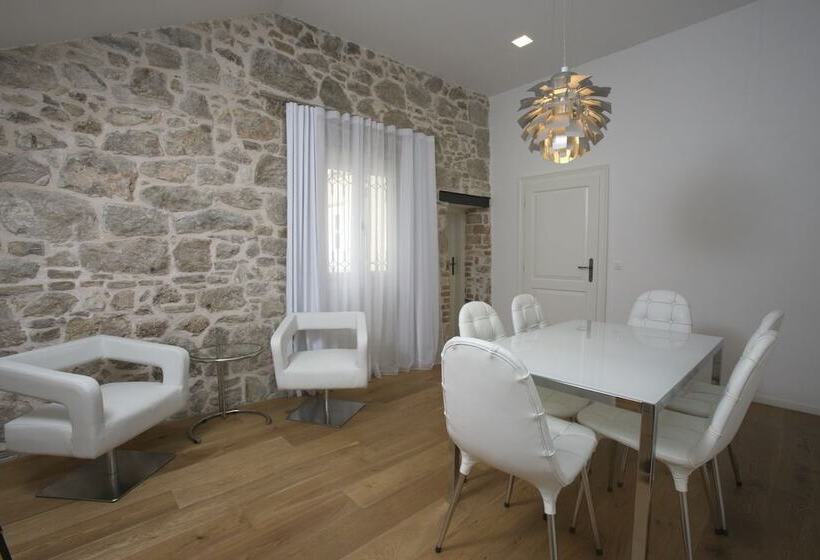 Deluxe Villa 3 Soveværelser, Divota Apartment