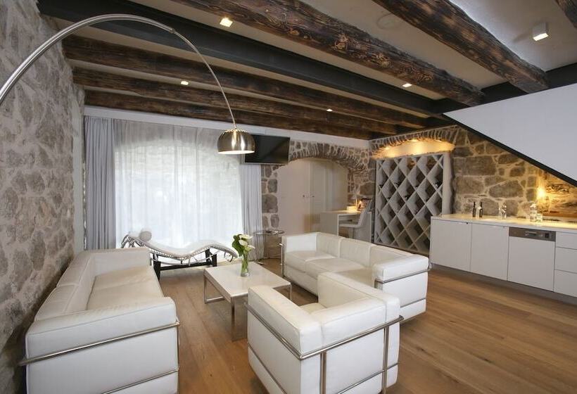 Deluxe Villa 3 Soveværelser, Divota Apartment