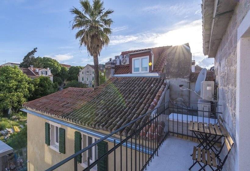 Deluxe Værelse m. Balkon, Divota Apartment