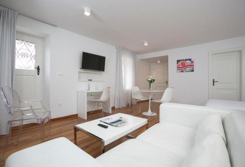 Deluxe Studio, Divota Apartment