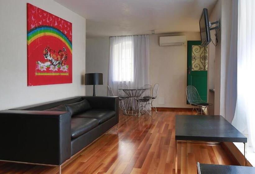 Deluxe Studio, Divota Apartment