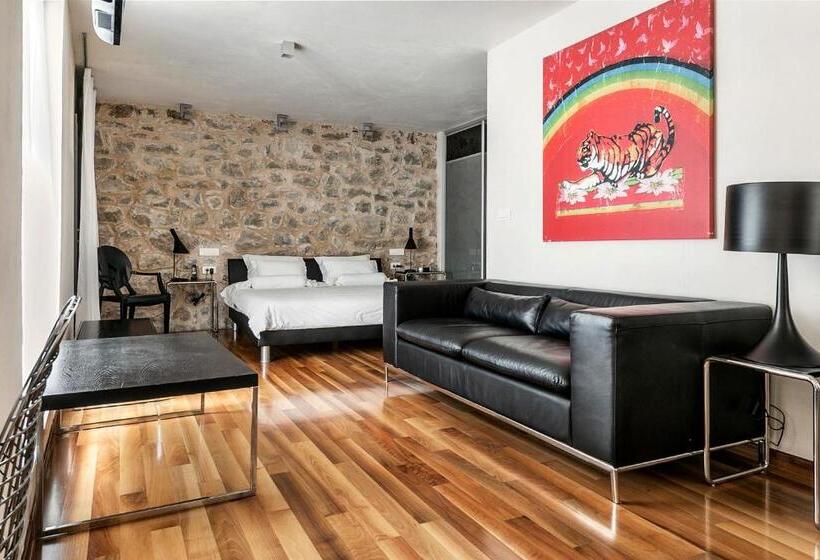 Deluxe Studio, Divota Apartment