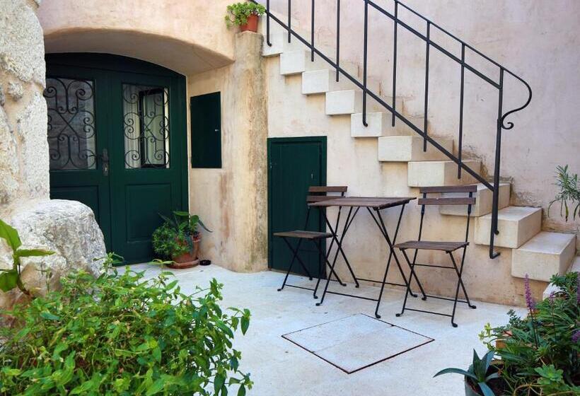 Standard Studio, Divota Apartment