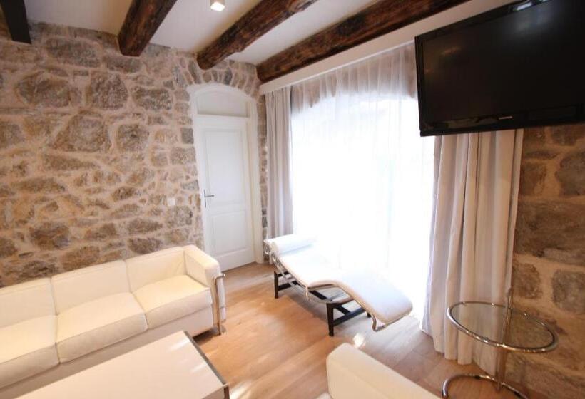 Deluxe Villa 3 Soveværelser, Divota Apartment