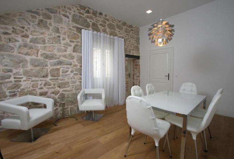 Deluxe Villa 3 Soveværelser, Divota Apartment