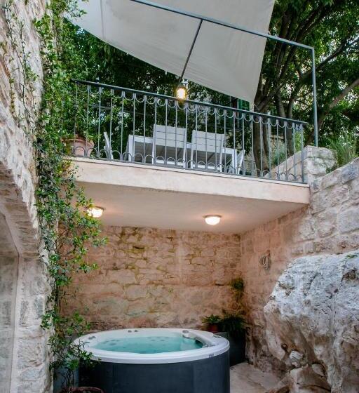 Deluxe Villa 3 Soveværelser, Divota Apartment