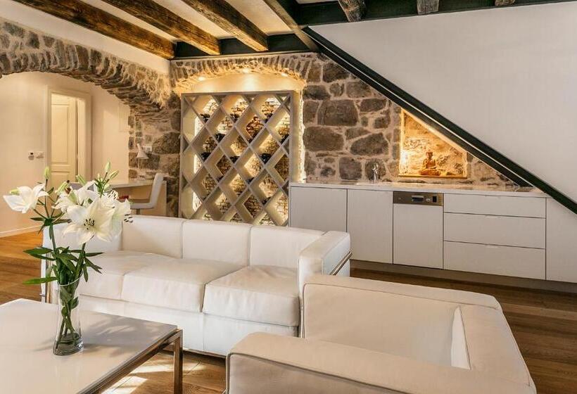 Deluxe Villa 3 Soveværelser, Divota Apartment