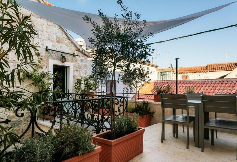 Deluxe Studio, Divota Apartment