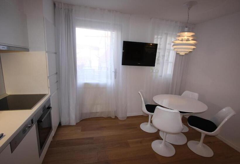 Deluxe Studio, Divota Apartment