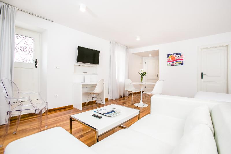 Deluxe Studio, Divota Apartment