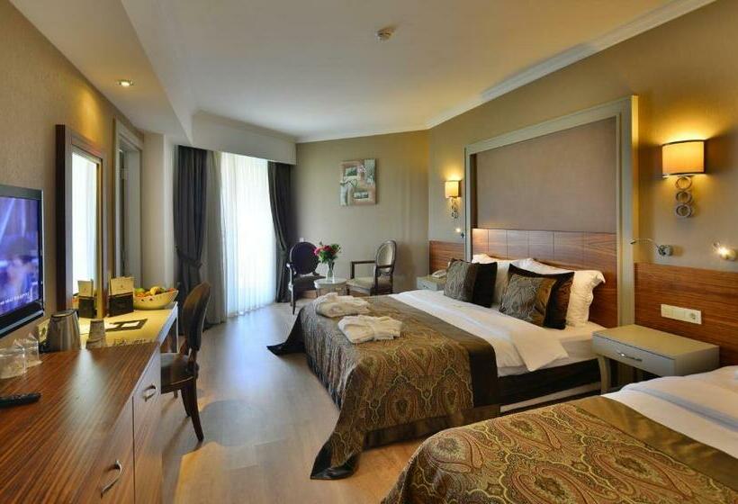 اتاق استاندارد با چشم‌انداز استخر, Side Crown Serenity All Inclusive