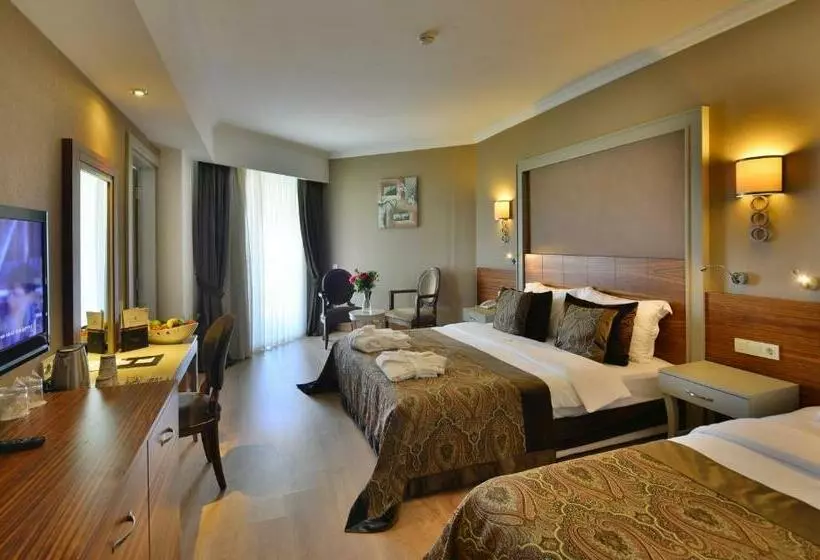 اتاق استاندارد با چشم‌انداز استخر, Side Crown Serenity All Inclusive