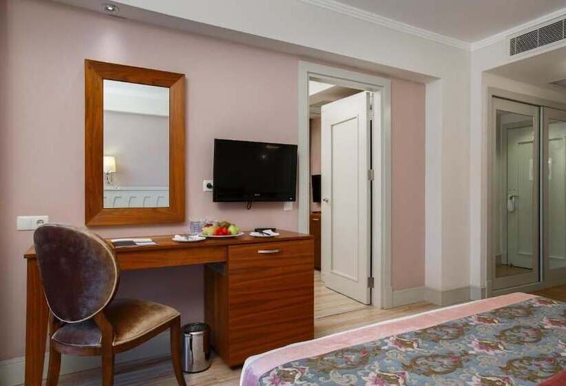 اتاق استاندارد با چشم‌انداز استخر, Side Crown Serenity All Inclusive