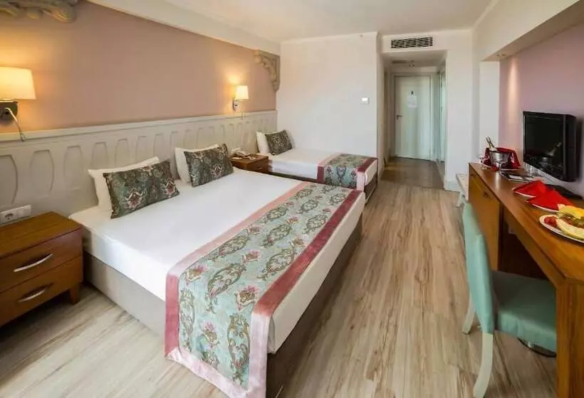 اتاق استاندارد با چشم‌انداز استخر, Side Crown Serenity All Inclusive
