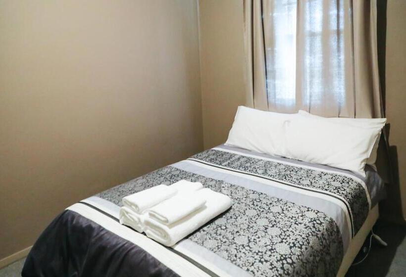 Четырехместный номер эконом класса с общей ванной комнатой, Royal Hotel Capertee