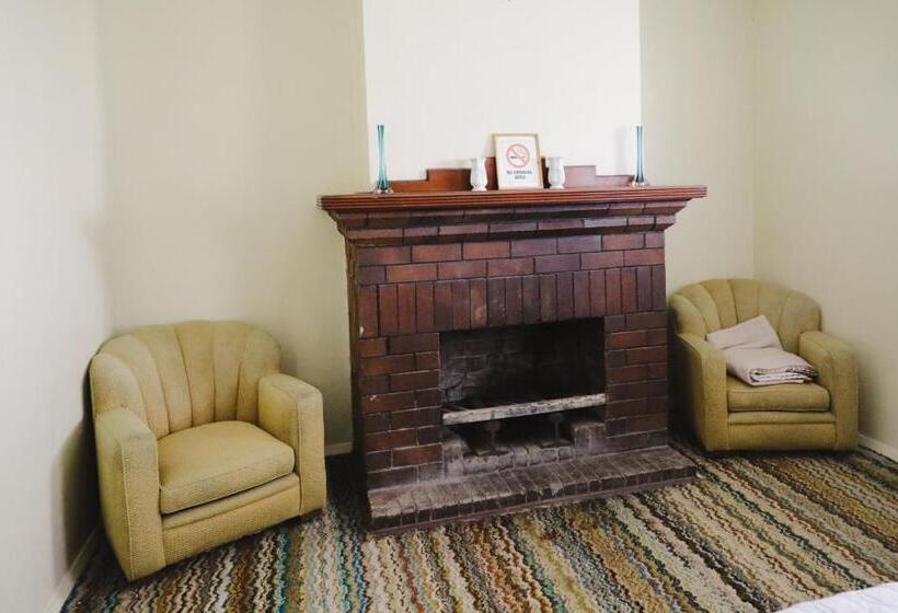 הכלכלה חדר לארבעה עם מקלחת משותפת, Royal Hotel Capertee