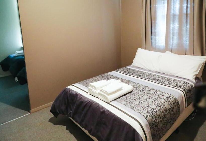 הכלכלה חדר לארבעה עם מקלחת משותפת, Royal Hotel Capertee