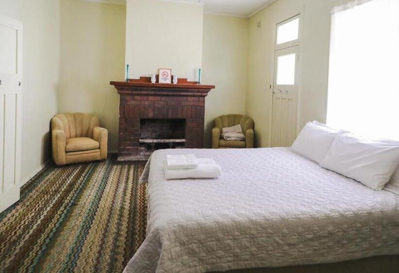 הכלכלה חדר לארבעה עם מקלחת משותפת, Royal Hotel Capertee