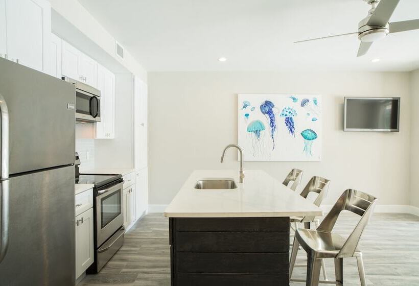 Havuz Manzaralı Süit, The Tides, Grace Bay