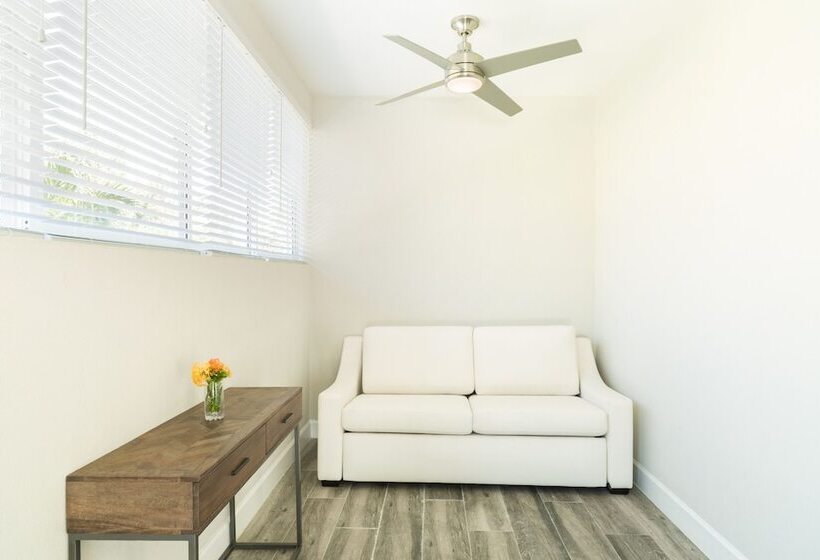 Havuz Manzaralı Süit, The Tides, Grace Bay