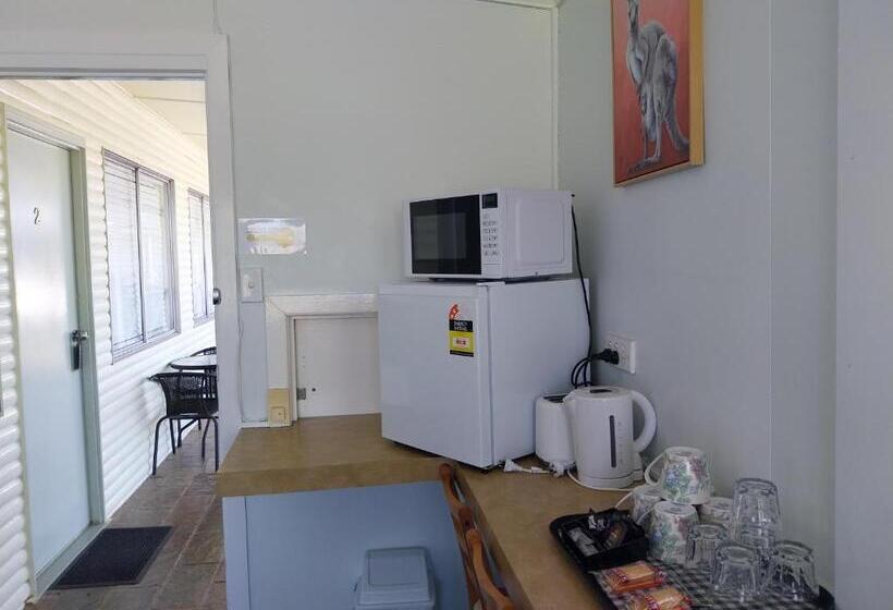 اتاق استاندارد سه نفره, Motel Blackall