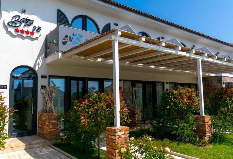 غرفة قياسية مزوَّدة بشُرفة, Boutique 23