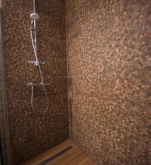 غرفة عائلية, Boutique 23