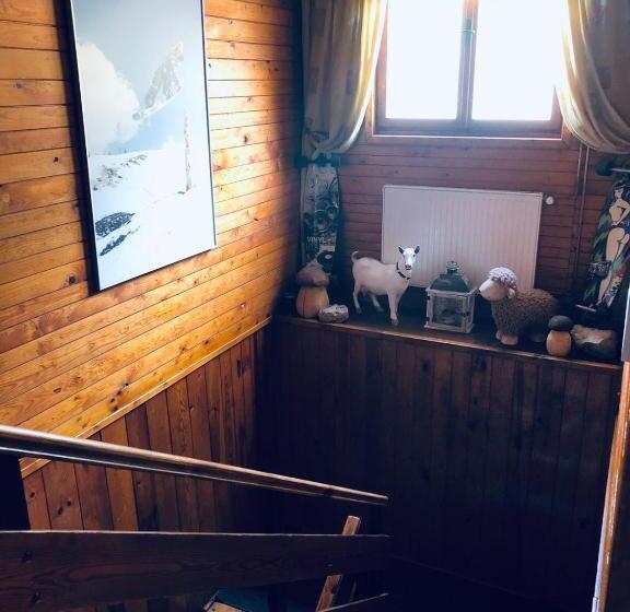 标准三人间, Chata U Kostela