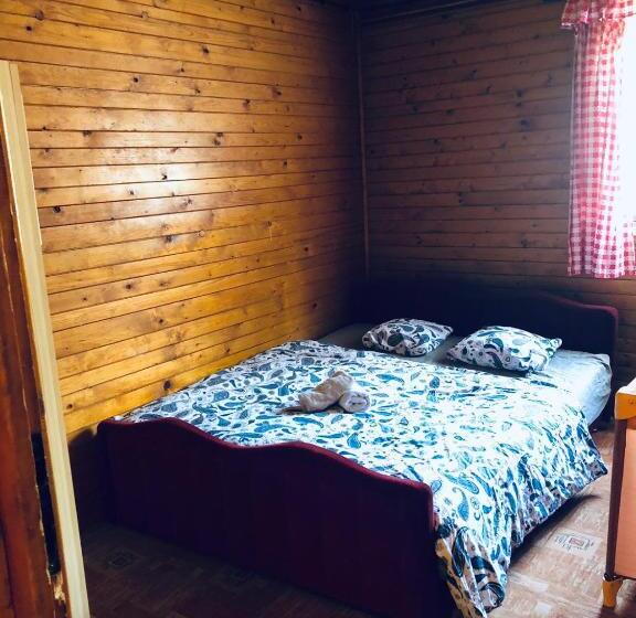 标准三人间, Chata U Kostela