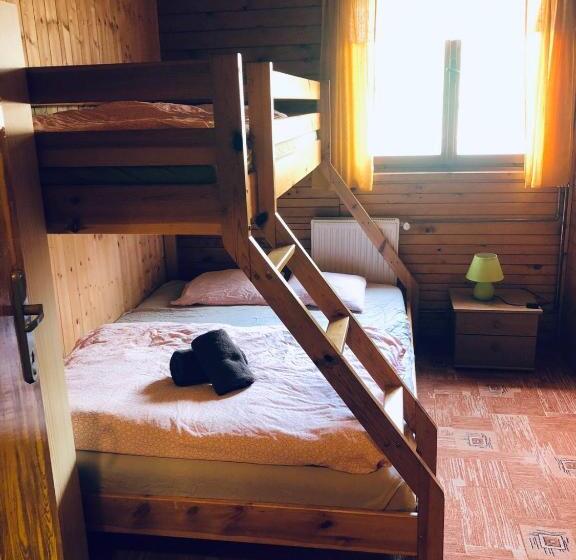 标准三人间, Chata U Kostela