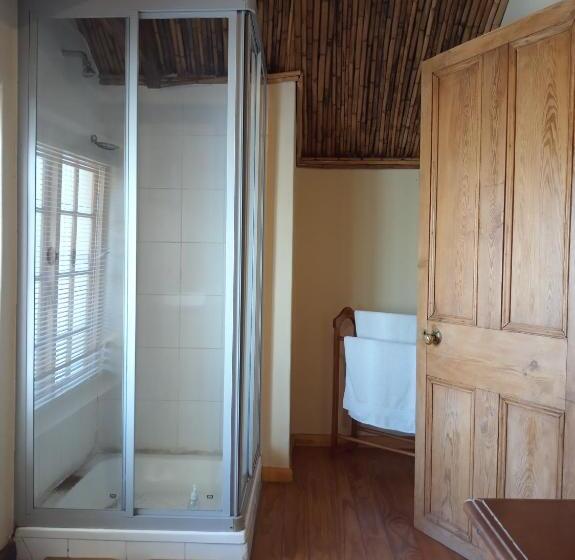 غرفة عائلية, Route 62 B&b