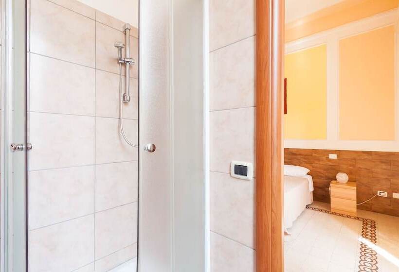 חדר סטנדרט לשלושה, Furio Camillo