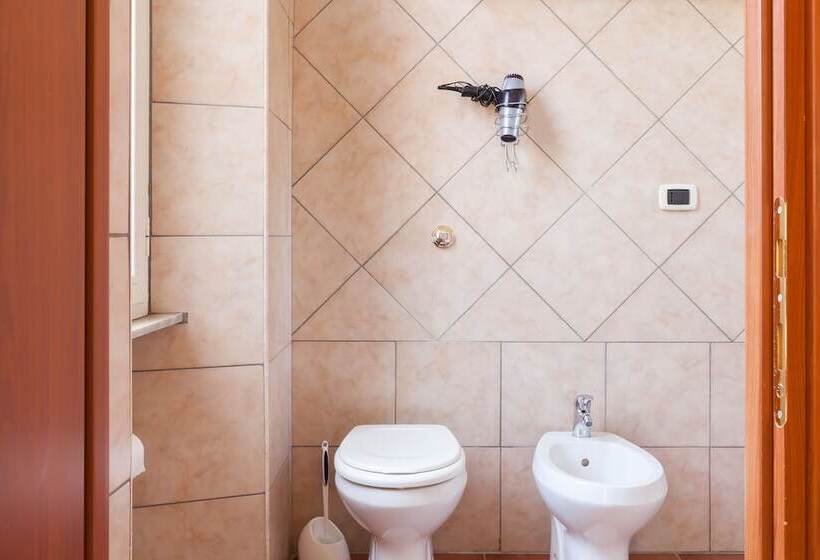 חדר סטנדרט לשלושה, Furio Camillo