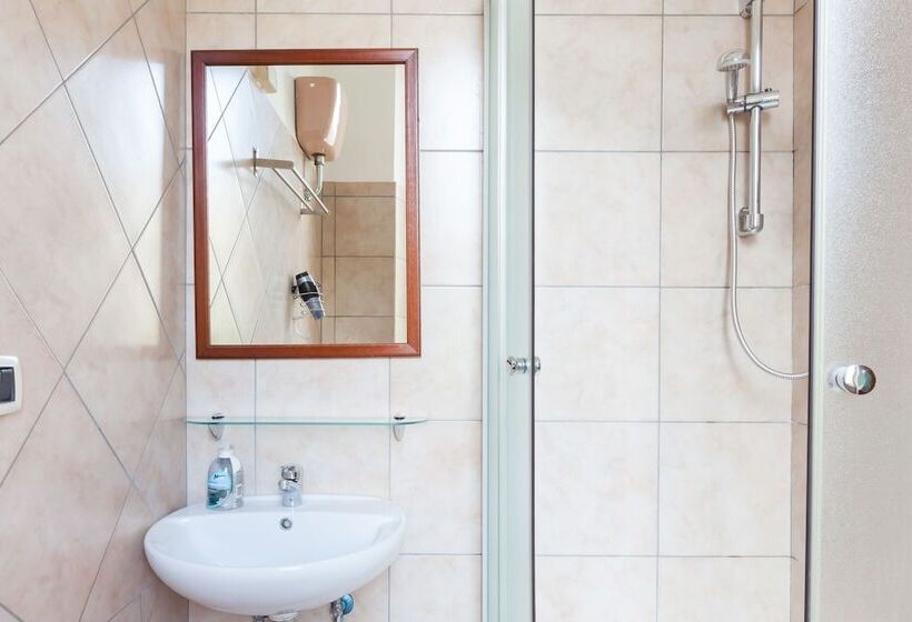 חדר סטנדרט לשלושה, Furio Camillo