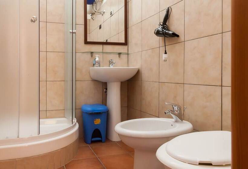 חדר סטנדרט לשלושה, Furio Camillo