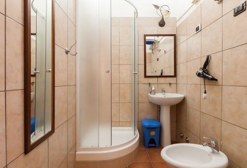 חדר סטנדרט לשלושה, Furio Camillo