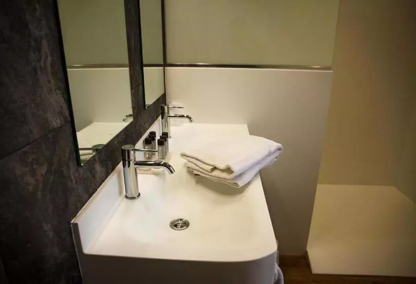 Prestige Triple Room, Hôtel Mir