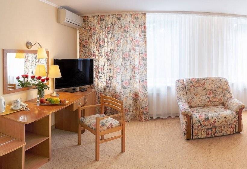 اتاق خانوادگی, Nadiya