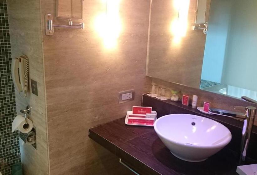 带大床的俱乐部房间, Ramada By Wyndham Navi Mumbai