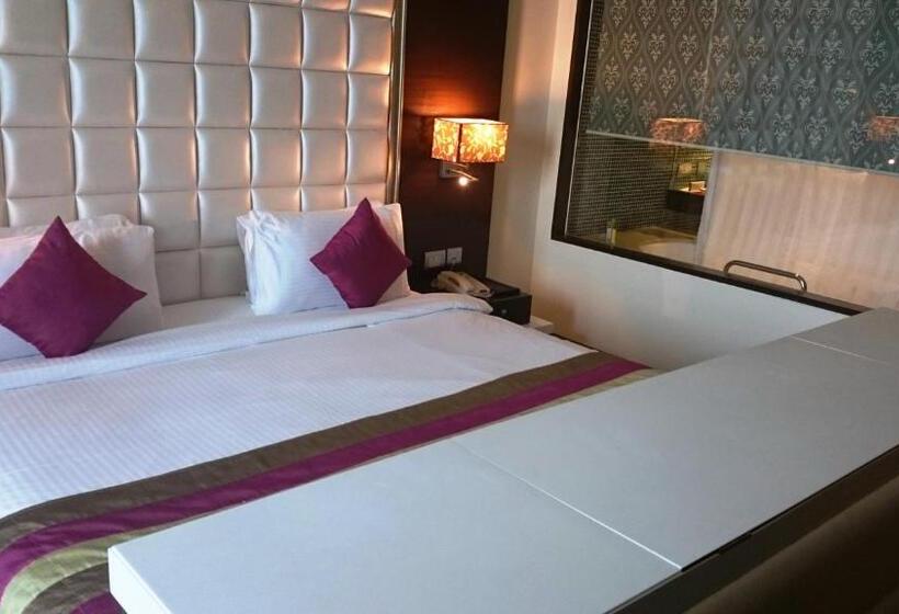 带大床的豪华间, Ramada By Wyndham Navi Mumbai