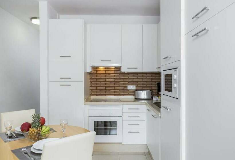 スタンダードスタジオ, Royal Sunset Beach Club