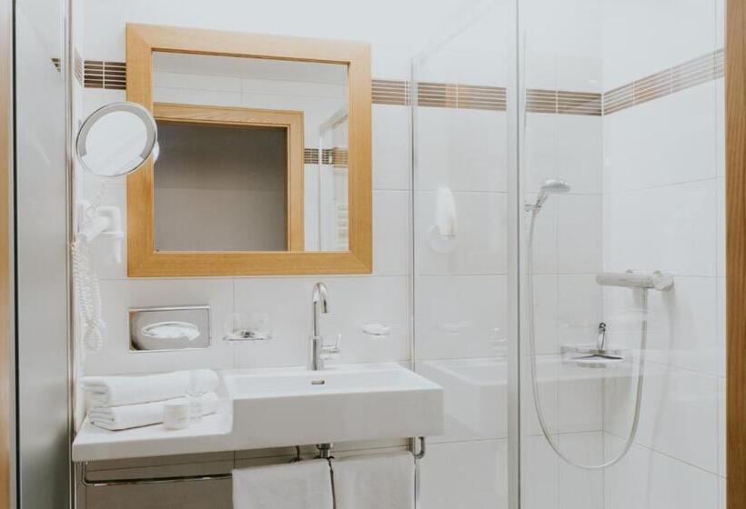 جناح جونيور, Tauernhof