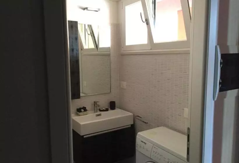 استودیوی استاندارد با چشم‌انداز دریا, Residence La Nave